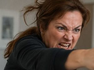 Ревность довела до уголовного дела: В Нерюнгринском районе женщина разломала смартфон соперницы пополам