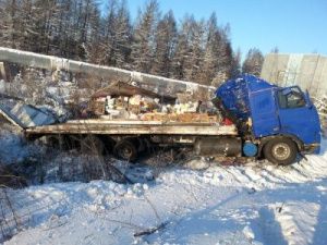 В Якутии опрокинулся большегруз с овощами и фруктами: Водитель погиб на месте