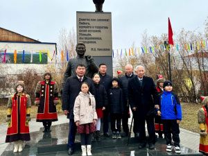 Памятник Михаилу Николаеву открыли в Хангаласском районе