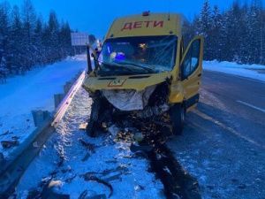 Тройное ДТП с автобусом на автодороге Лена — трое в больнице