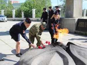 В Якутске в День памяти и скорби росгвардейцы возложили цветы к мемориальному комплексу «Вечный огонь»  