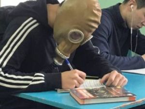 Фотофакт: В Якутии студент пришел на занятия в... противогазе