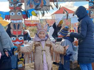 Школьники Усть-Алданского района креативно украсили точки продажи на осенней ярмарке