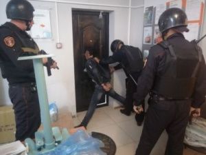 В Олекминске мужчина в невменяемом состоянии проник ночью в банк