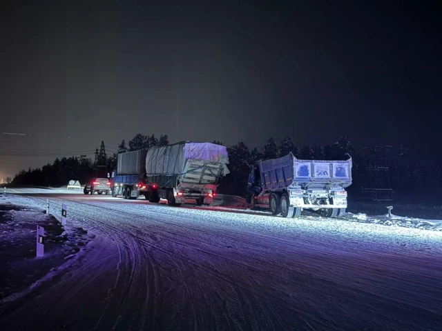 В Якутии водитель пострадал в ДТП с двумя «КамАЗами»