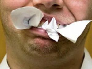 В Якутске мужчина съел протокол показаний свидетеля. Он ответит за это в суде