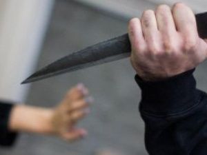 Житель Якутии пригрозил отцу ножом и пообещал убить его