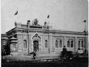 Окружной суд, казначейство, торговый дом «Коковин и Басов». Застывшая музыка Лешевича