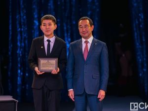 10 лучших школьников по итогам 2024 года наградили на Елке главы Якутии