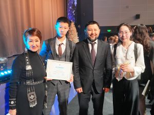 Евгений Григорьев вручил стипендии 100 лучшим школьникам на Елке главы Якутска