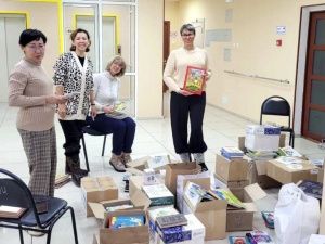 Якутия передала 20 коробок с книгами и игрушками детям Докучаевска