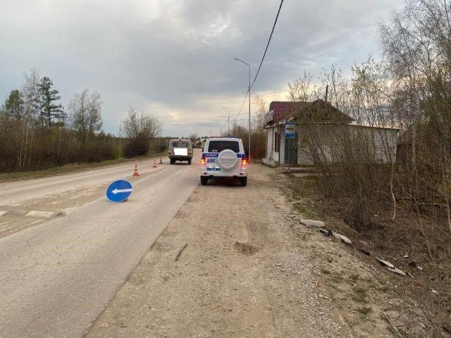 Ребенок выпал на ходу из автомашины УАЗ и получил тяжелые травмы