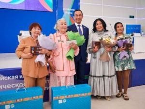 Глава Якутии Айсен Николаев вручил награды уникальной многодетной семье