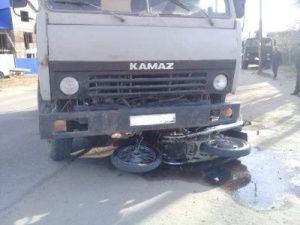 В Ленске КамАЗ столкнулся с мотоциклом
