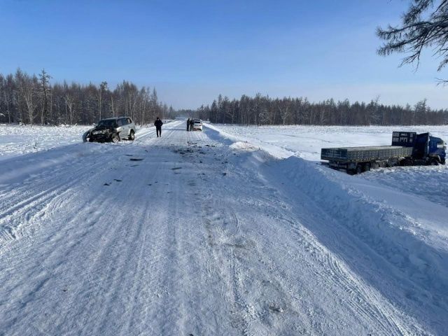 В Якутии внедорожник столкнулся с большегрузом: Пострадали две женщины и юноша