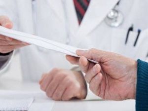 В Ленске врач районной больницы обвиняется в получении взятки