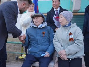 «Поём двором»: в Якутске поздравили воинов-победителей Семёна Колтовского и Мартына Григорьева