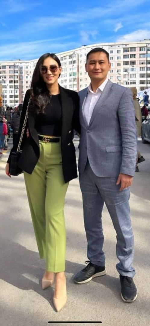 Министр предпринимательства РС(Я) Ханды Тимур на открытии ТЦ «Качели» с супругой демонстрируют ремень Gucci за 41 тысячу рублей