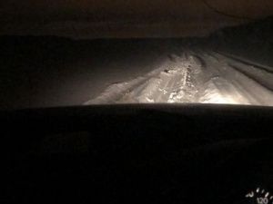 Под Якутском автомобиль застрял на несанкционированной переправе