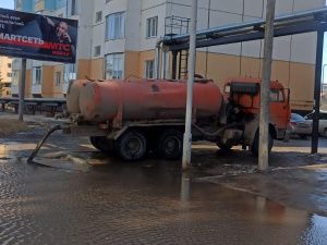 В Якутске в усиленном режиме ведутся работы по отводу и откачке талых вод