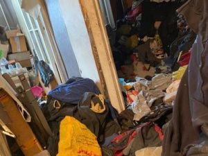 Мужчина, проживающий по Петра Алексеева, устроил в квартире свалку: "Его надо лечить", - считают соседи