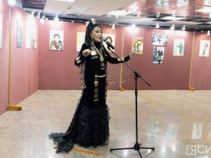 В Якутске открылась фотовыставка к 30-летию журнала «Далбар Хотун»