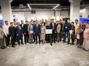 Айсен Николаев вручил якутским режиссерам по 300 тысяч рублей на продвижение фильмов