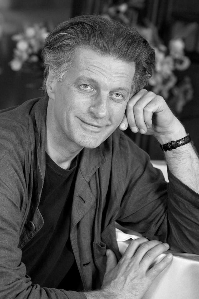 Известный актер и телеведущий умер на 69 году жизни от инсульта