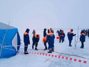 Спасатели Якутии продолжают поиски мужчин из провалившегося под лед трактора