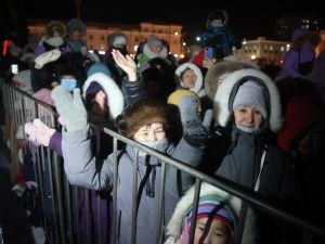 Праздничное шествие автоколонны состоялось впервые на зажжении новогодней ёлки Якутска