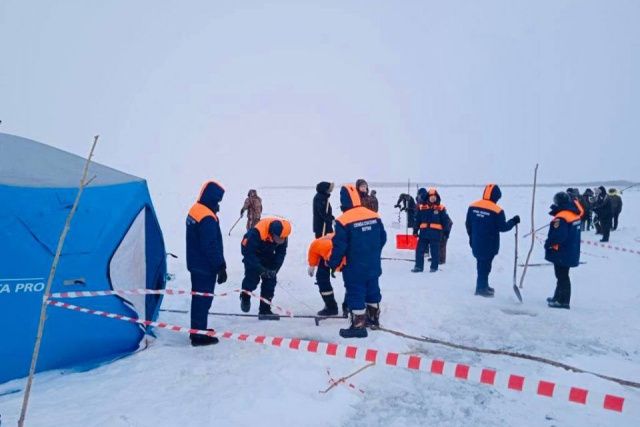 Спасатели Якутии продолжают поиски мужчин из провалившегося под лед трактора