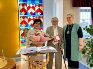 Евдокия Евсикова поздравила старшее поколение Якутска с наступающим Новым годом и юбилейной датой