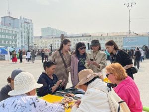 В День флага России прошел мастер-класс по изготовлению оберегов для участников СВО