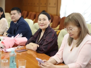 В Якутии многодетным матерям вручили государственные награды