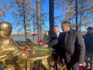 В селе Амгинского района открыли памятник народному писателю Якутии Василию Харысхалу