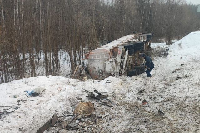 В Якутии столкнулись бензовоз, фургон и легковой автомобиль
