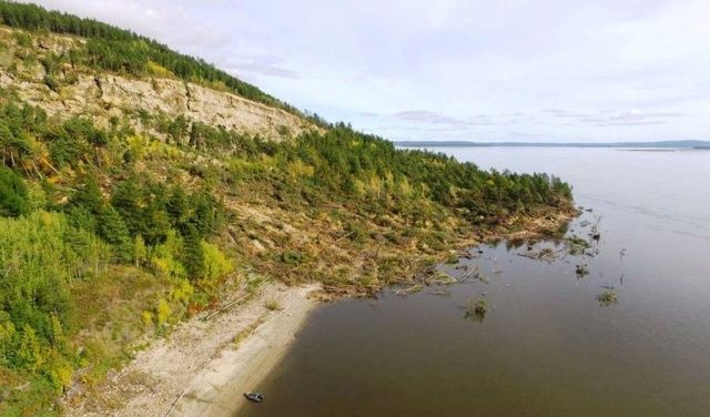 В Якутии часть горы сползла в реку Лену