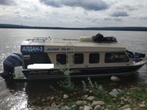 В Якутии судоводитель передал управление судном несовершеннолетнему сыну, подвергая опасности жизни пассажиров