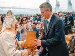 Владимир Солодов поздравил жителей Хангаласского района с Днём Сайылыка