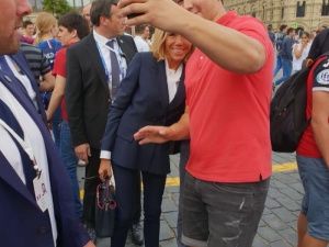 Якутянин сделал сэлфи с женой Президента Франции