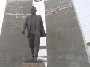 В честь 125-летия со дня рождения Исидора Барахова в Якутске возложили цветы к его памятнику