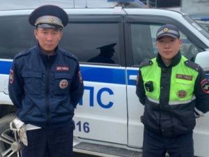 В Якутии сотрудники ДПС спасли пожилого человека во время пожара