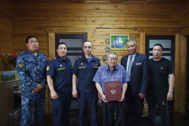 Представители УФСИН побывали в гостях у ветерана, имеющего статус дети войны и служившего в уголовно-исполнительной системе