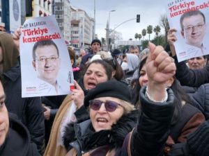 В Стамбуле арестовали мэра, запретили митинги и заблокировали соцсети