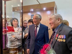 В Якутском музее имени Ярославского открылась выставка, посвященная 85-летию Николая Сантаева