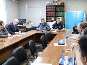 Важно: Заместитель начальника УФСИН Станислав Тетерин рассказал о производственных возможностях исправительных учреждений руководителям образовательных учреждений Хангаласского района