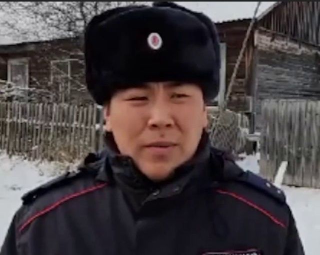 Министр МВД России наградил полицейского из Якутии, который спас двух человек из горящей квартиры