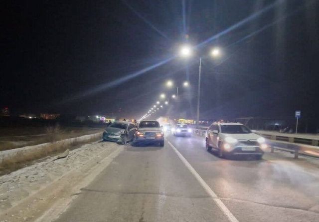 В Якутске в тройном ДТП пострадали трое человек: Госпитализирована 16-летняя пассажирка