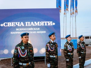 В патриотической акции «Свеча памяти» якутяне выложили из горящих свечей слово «ПОМНИМ» 