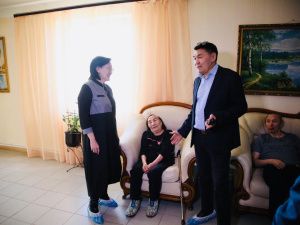 Сардана Авксентьева посетила частный пансионат для престарелых